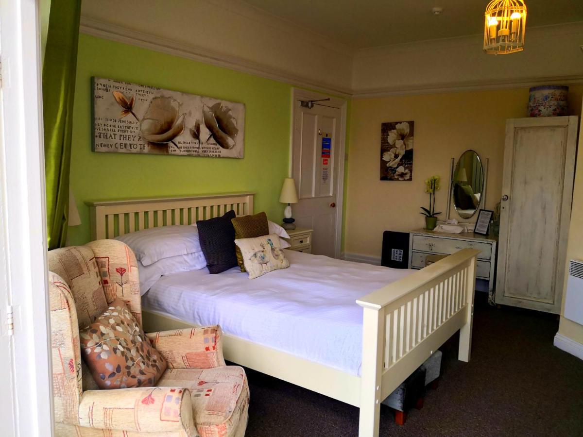Sunset Guest House Hunstanton Exterior foto A bedroom in a typical B&B
