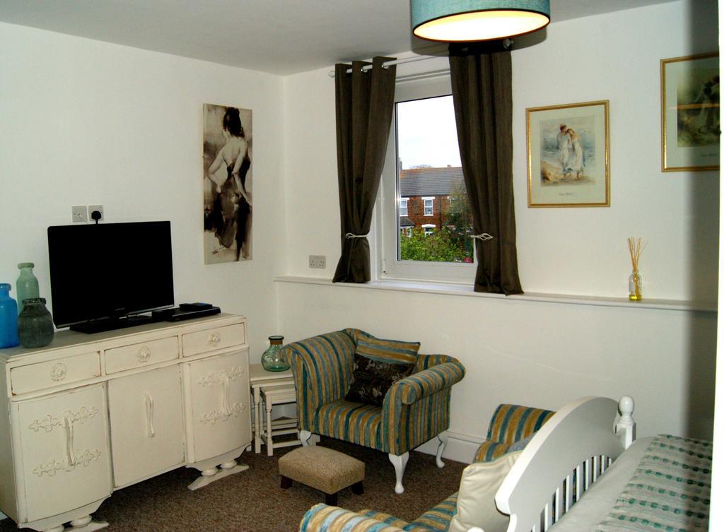 Sunset Guest House Hunstanton Exterior foto A typical bedroom in a UK HMO