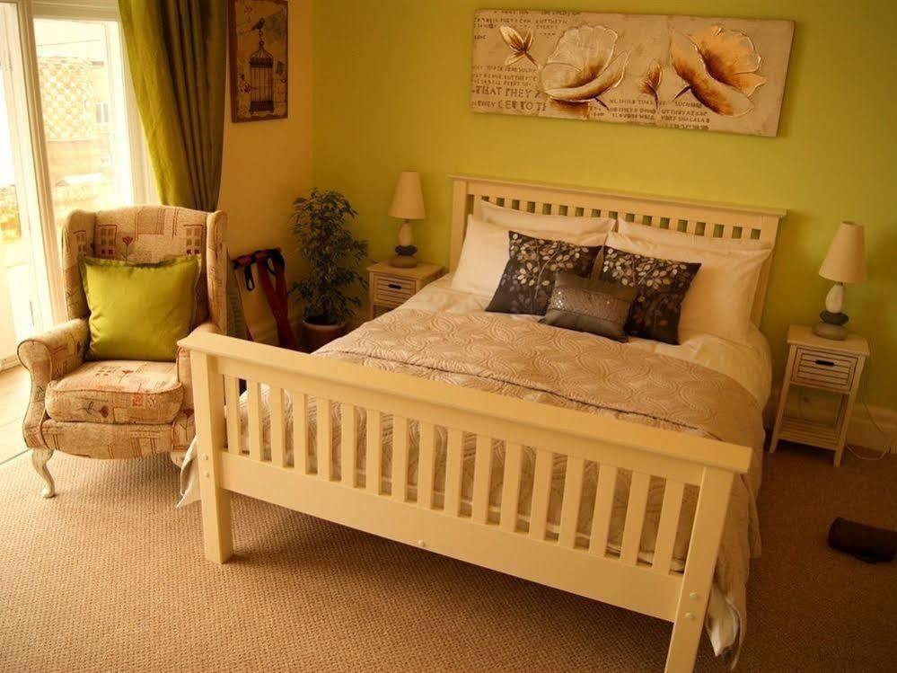 Sunset Guest House Hunstanton Exterior foto A bedroom in a bed and breakfast in England